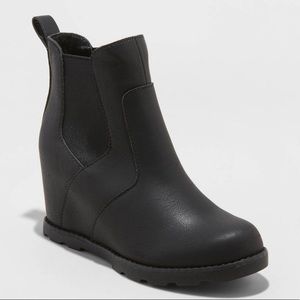Women’s Cassie Faux Leather Bootie - Black